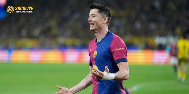 Robert Lewandowski trong buổi tập trước trận, quyết tâm lấy lại phong độ ghi bàn cho Barcelona